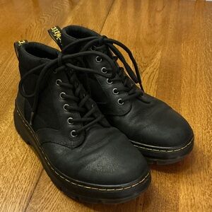 Woman’s Dr. Martens Bonny II in black. Size 6. Leather/fabric upper. Barely worn